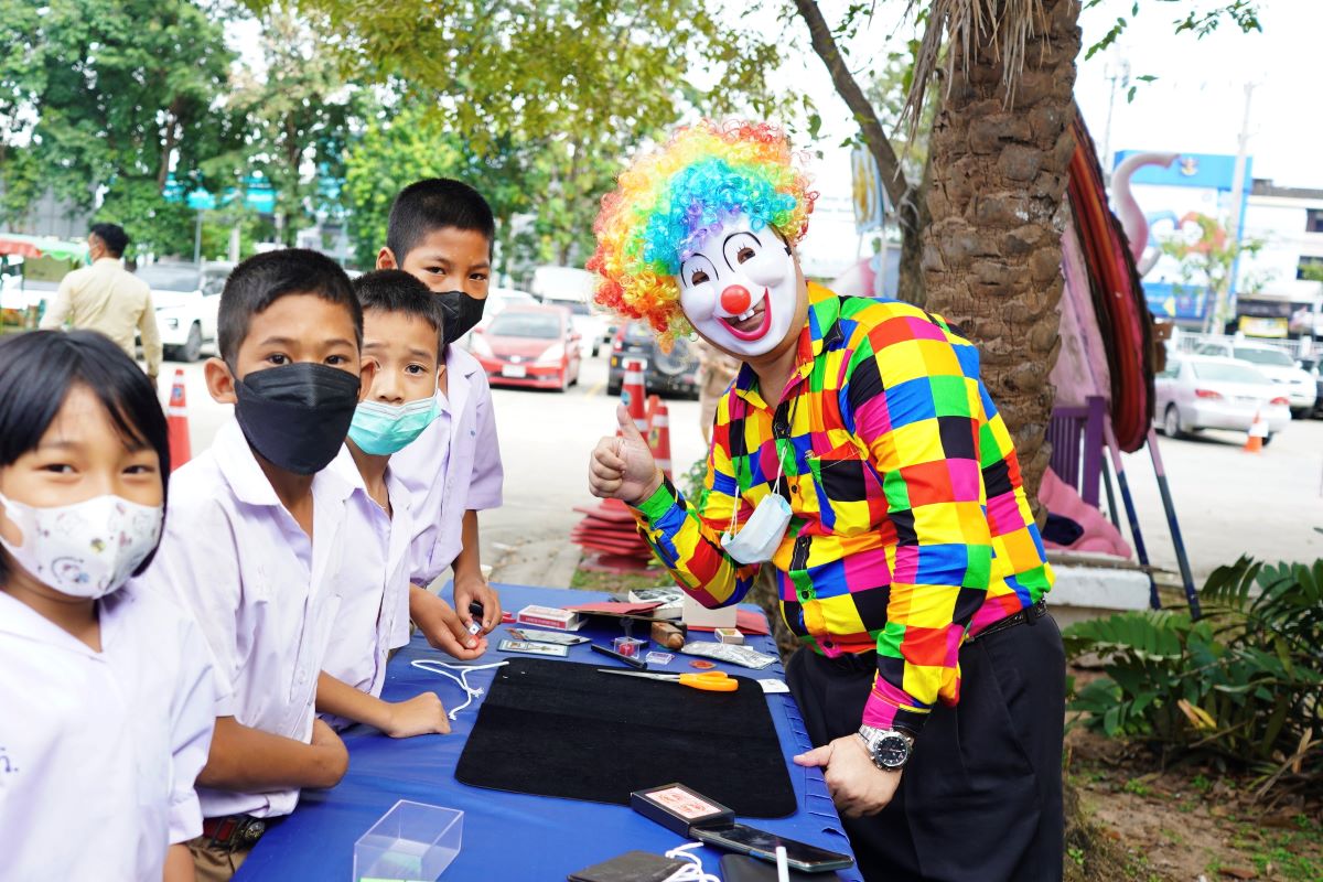 exxonmobil_th's tweet photo. โรงกลั่นน้ำมัน #เอสโซ่ ศรีราชา มอบทุนการศึกษาจากเงินบริจาคของพนักงานรวม 1,215,300 บาท ให้กับนักเรียนในเขตอำเภอศรีราชา ภายใต้โครงการ "กองทุนการศึกษาโรงกลั่นน้ำมันเอสโซ่ ศรีราชา และพนักงาน" https://t.co/4js5KzHR71 #กสศ #EssoCSR https://t.co/MI2jNhvoeD