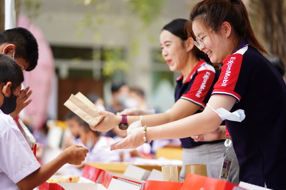 exxonmobil_th's tweet photo. โรงกลั่นน้ำมัน #เอสโซ่ ศรีราชา มอบทุนการศึกษาจากเงินบริจาคของพนักงานรวม 1,215,300 บาท ให้กับนักเรียนในเขตอำเภอศรีราชา ภายใต้โครงการ "กองทุนการศึกษาโรงกลั่นน้ำมันเอสโซ่ ศรีราชา และพนักงาน" https://t.co/4js5KzHR71 #กสศ #EssoCSR https://t.co/MI2jNhvoeD