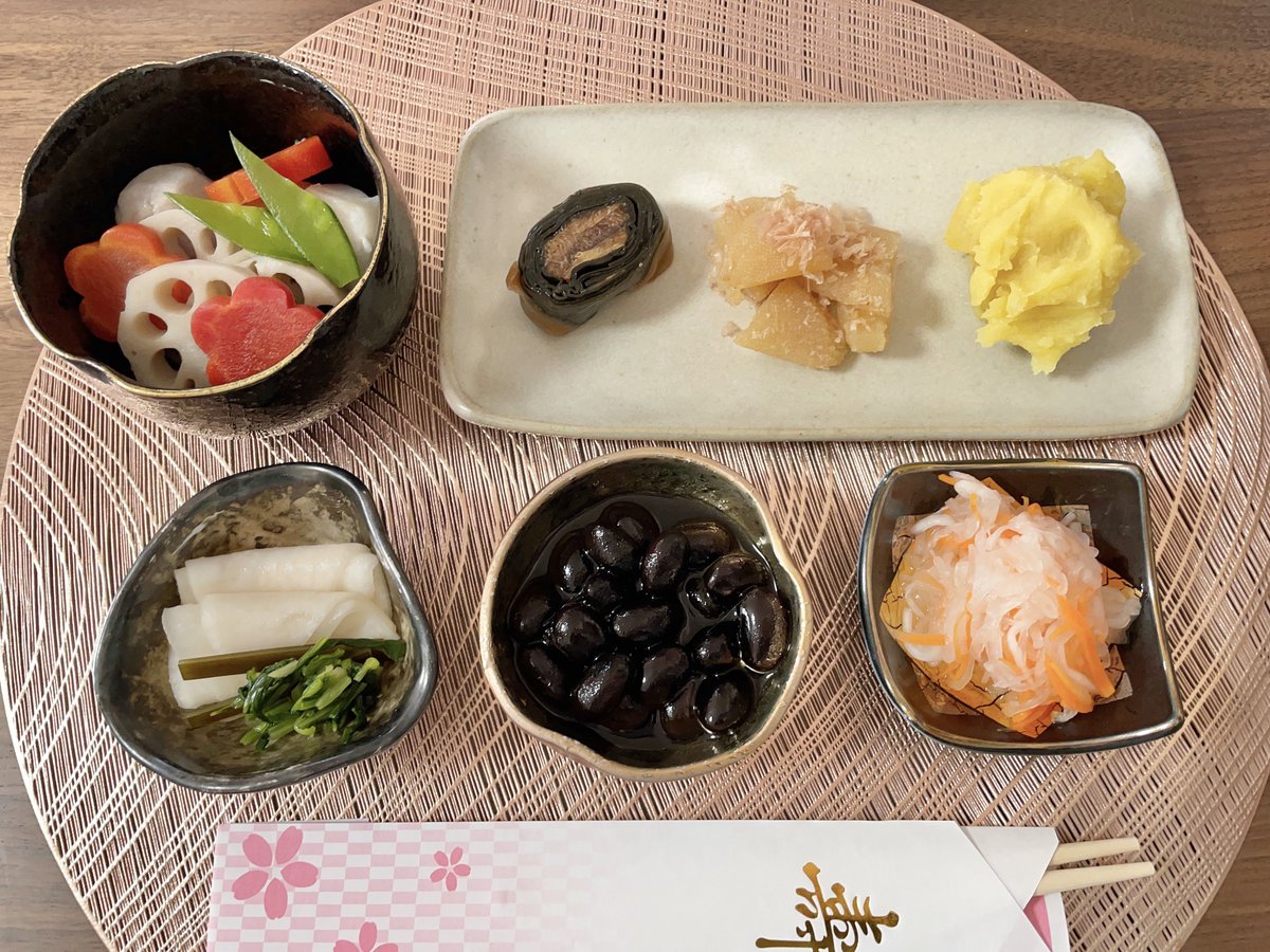 お正月の料理は好きなものを少しずついただきました🍱あとお餅も🥰 https://t.co/z77s3C6bCa