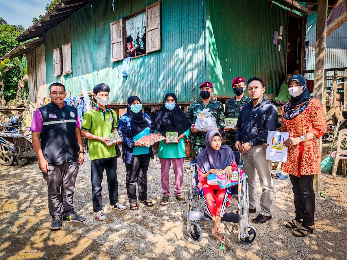 cpsw954's tweet photo. 💂ชุดควบคุมที่954 หน่วยเฉพาะกิจสันติสุข โดยชุดสันติสุขที่403 ร่วมกับ กลุ่มเสื้อเขียวจังหวัดนราธิวาส ดำเนินกิจกรรมมอบรถเข็น(วีลแชร์) และเครื่องอุปโภคบริโภค ช่วยเหลือผู้พิการทางการเคลื่อนไหว ในพื้นที่ บ.ยานิง ม.2 ต.จวบ และ บ.โต๊ะแบ ม.3 ต.มะรือโบออก อ.เจาะไอร้อง จ.นราธิวาส
#SATUPADU https://t.co/g0tgj7fVsq
