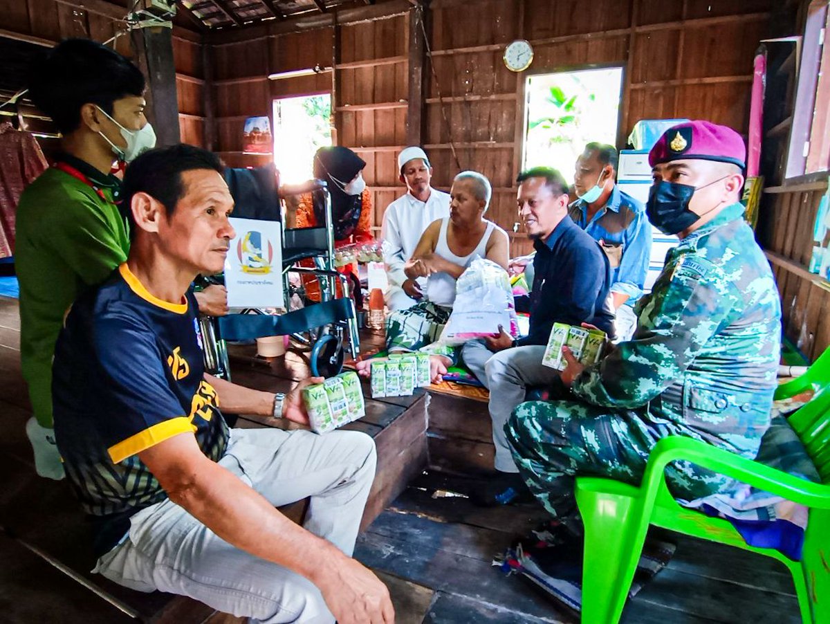 cpsw954's tweet photo. 💂ชุดควบคุมที่954 หน่วยเฉพาะกิจสันติสุข โดยชุดสันติสุขที่403 ร่วมกับ กลุ่มเสื้อเขียวจังหวัดนราธิวาส ดำเนินกิจกรรมมอบรถเข็น(วีลแชร์) และเครื่องอุปโภคบริโภค ช่วยเหลือผู้พิการทางการเคลื่อนไหว ในพื้นที่ บ.ยานิง ม.2 ต.จวบ และ บ.โต๊ะแบ ม.3 ต.มะรือโบออก อ.เจาะไอร้อง จ.นราธิวาส
#SATUPADU https://t.co/g0tgj7fVsq