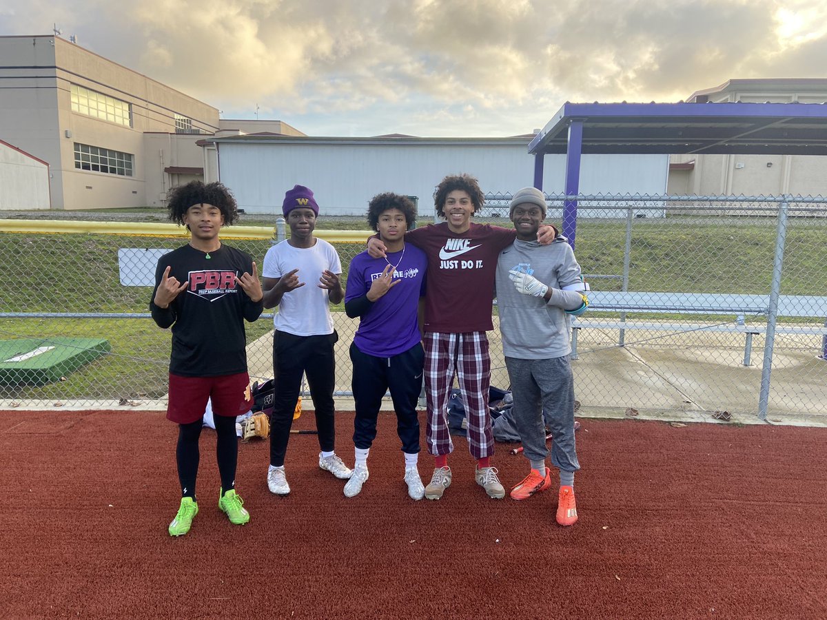 Took advantage of some decent weather and got some work👷🏾‍♀️⚾️ in with my guys. Let’s keep gettin better bros. It’s our time!💯💪🏾⚾️🔥 @djparkerjr_42 @jtwayne05 @Princedavis23 @quinceybrown23 @Davonnabaga @PBR_Washington @PNWBaseball @BaseballNW
