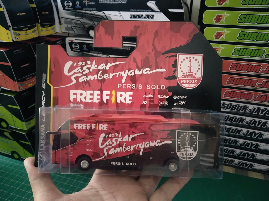 pamungkasbudhi's tweet photo. Free buat yg seneng Persis Solo
cukup retweet aja, besok malem (3/1) sy pilih random 1 org yg beruntung 
. 
miniatur bis karton skala 1:87
. 
good luck 😁 https://t.co/7bs7qbmoaB