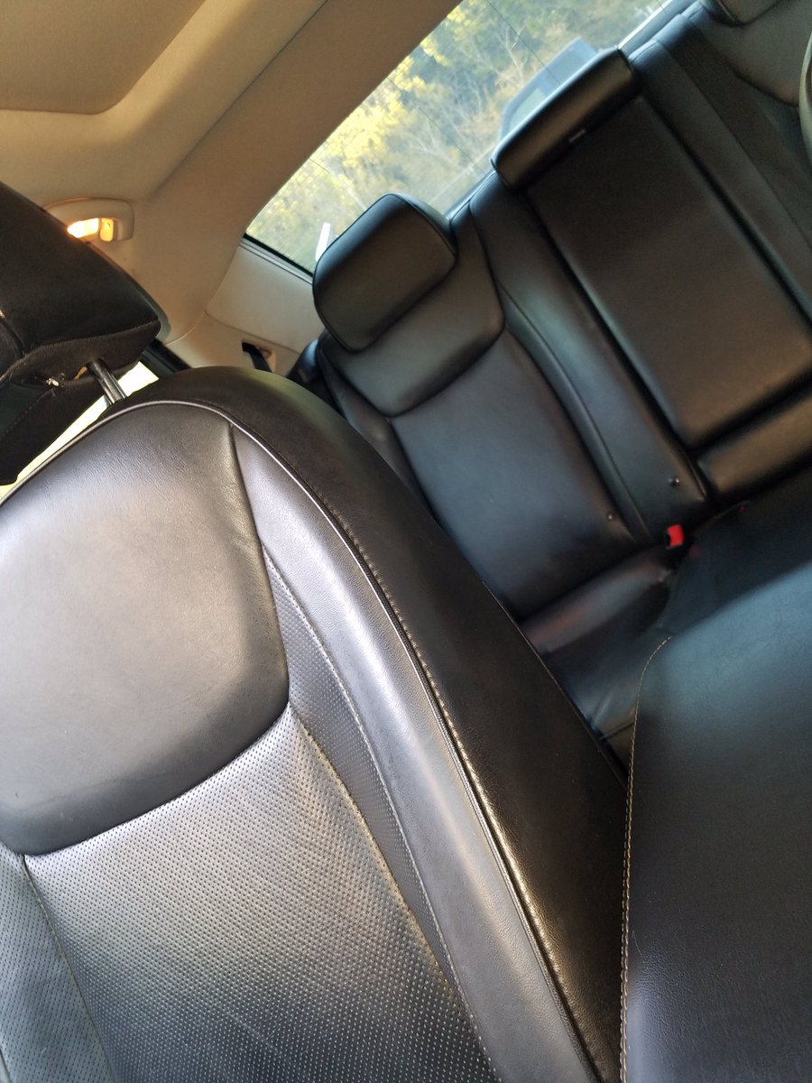 ShoweAuto's tweet image. Interior Cleaning of a Chrysler 300 completed over the weekend! Starting off the year strong 💪