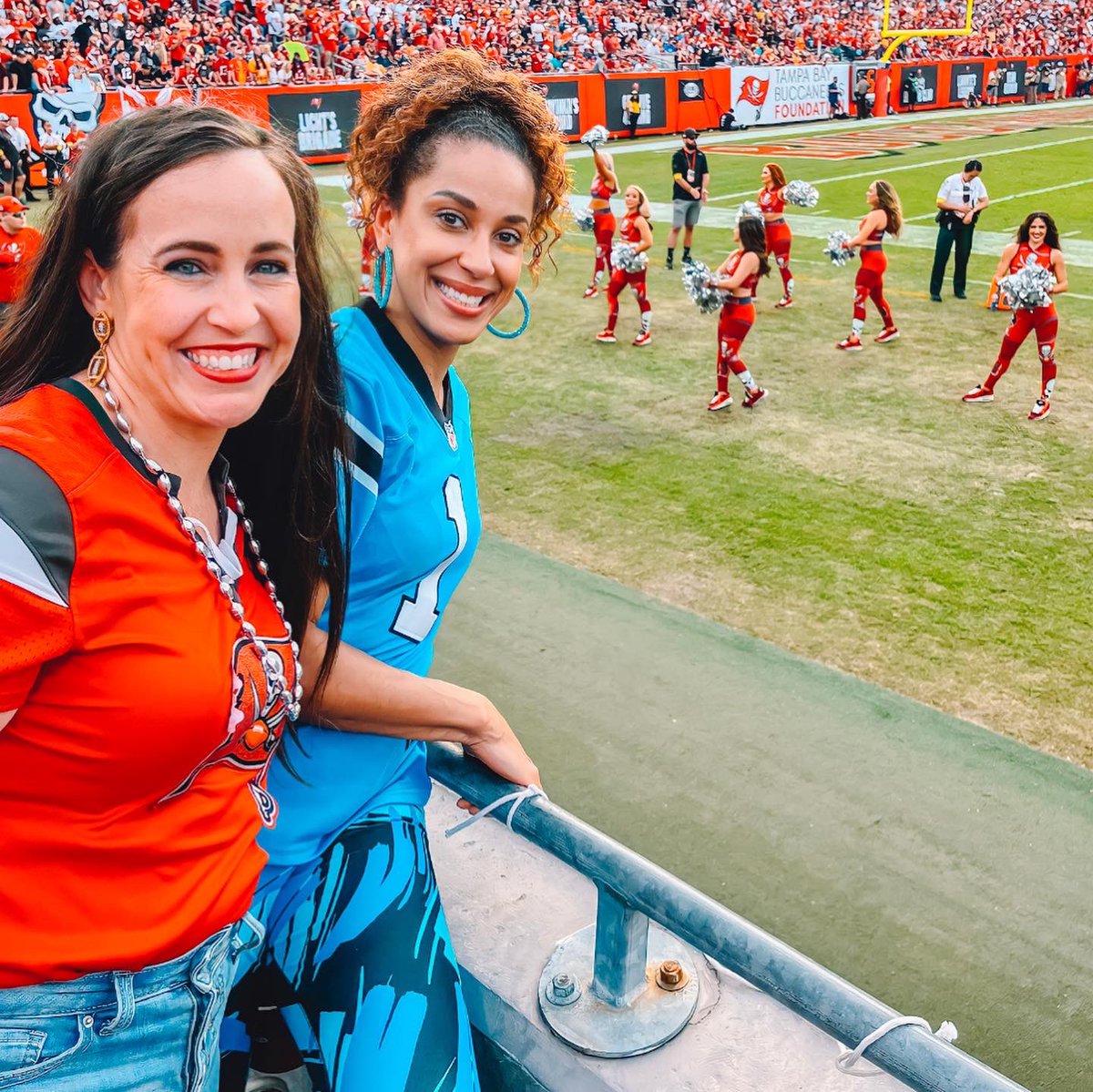 exploredecors's tweet photo. ᴡᴇ ᴄᴀᴍᴇ ᴛᴏ sᴇᴇ:
✅ Our friends Jace and Holly 
✅ The Goat—Tom Brady
✅ Division rivals (tiebreaker who would play the Cowboys in the playoffs).
✅ Carolina, our former Radio Disney Dancer teammate, now Buccaneers Cheerleader. 
🟰 ᴀɴ ɪɴᴄʀᴇᴅɪʙʟᴇ ᴛɪᴍᴇ! https://t.co/wa73qFQtpX