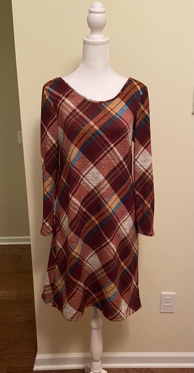 sonya_cam's tweet photo. First crafts of 2023… A dress made from $4 worth of Walmart remnants and matching earrings made from scraps of wood left from Christmas projects. https://t.co/xJ1r19vYwC