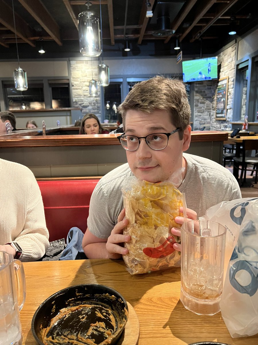 amyysull's tweet photo. @Chilis #chilissundayscaries Wish he would look at me this way https://t.co/6Ds0FK7NaG