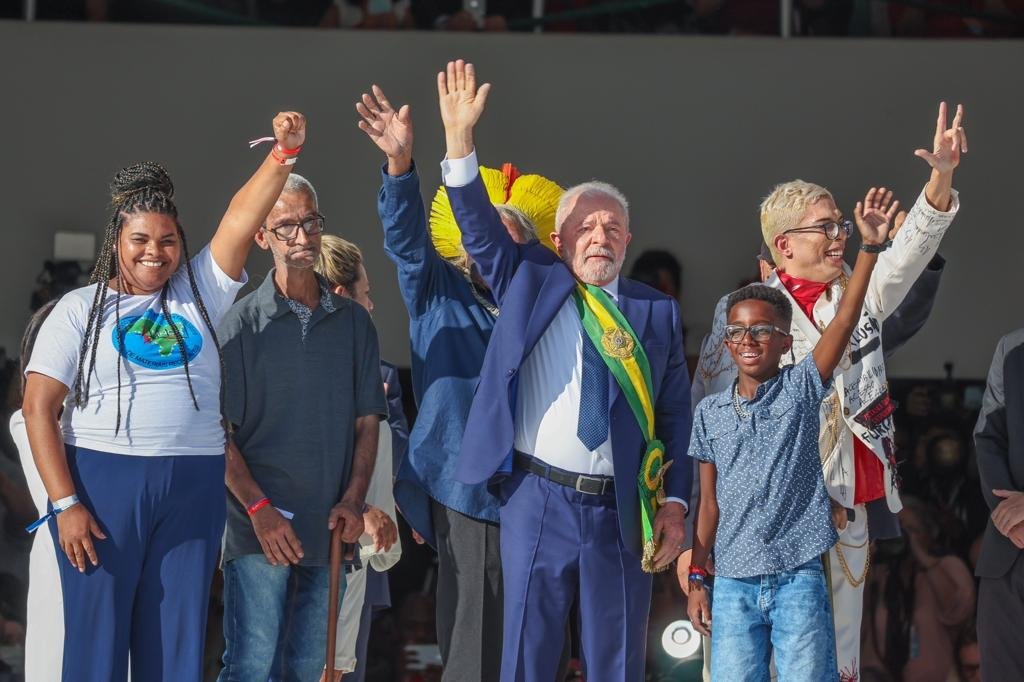 Nuestras felicitaciones y deseos de éxitos para <a href="/LulaOficial/">Lula</a> y el pueblo de #Brasil.
El pueblo cubano siempre admiró y defendió su liderazgo. Hoy acogemos con alegría esta nueva etapa que comienza, con la certeza de que será provechosa para Brasil y #NuestraAmérica.