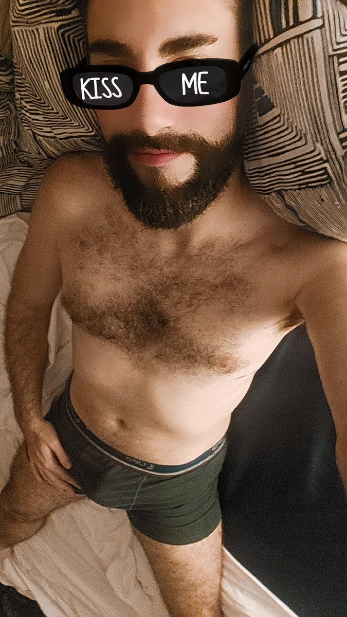 ErnestoSchnabl's tweet photo. Hora de dormir! Cadê meu bjo de Boa noite 🌙. 
.
.
.
.
.
.
#colaaqui #homempeludo #barbudo #barba #Feliz2023 #HappyNewYear #cuecaboxer https://t.co/v77ISbNeoK