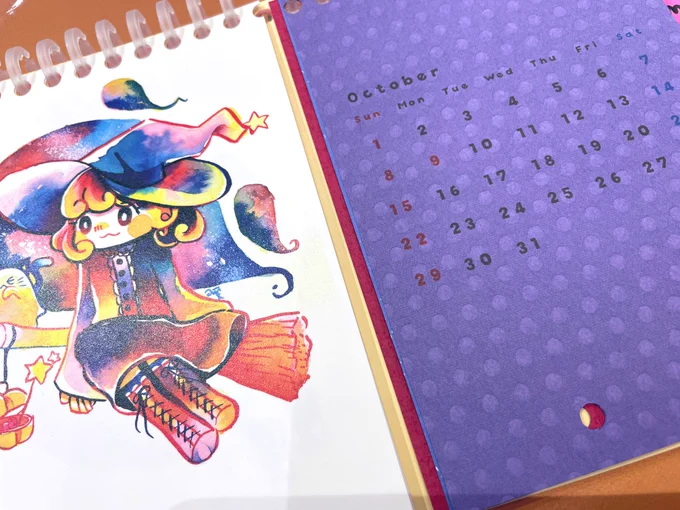 2023カレンダー販売中です!全部手作りなので、表紙やリング、ハンコの色が全部違います!日付の紙は、12ヶ月の子たちを彩ってくれるような紙を1枚ずつ見繕っています。ハンドメイドだからこそできるこだわりをいーっぱい詰め込んだ渾身のカレンダーです!!ぜひに!! 