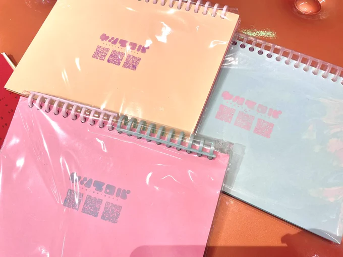 2023カレンダー販売中です!全部手作りなので、表紙やリング、ハンコの色が全部違います!日付の紙は、12ヶ月の子たちを彩ってくれるような紙を1枚ずつ見繕っています。ハンドメイドだからこそできるこだわりをいーっぱい詰め込んだ渾身のカレンダーです!!ぜひに!! 