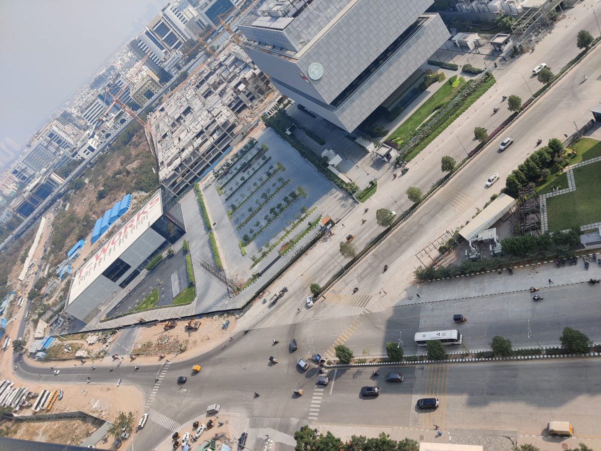 SanjeevHY's tweet photo. @CYBTRAFFIC @KTRoffice It is appalling to see the inaction since more than last 5 months or so at the 10 way crossing near the T Hub building in Gachibowli and no permanent arrangement. Even the temporary barricades preventing accidents removed 3 days ago. Request for urgent intervention DCP &amp; KTR sir https://t.co/uh721u9uT0