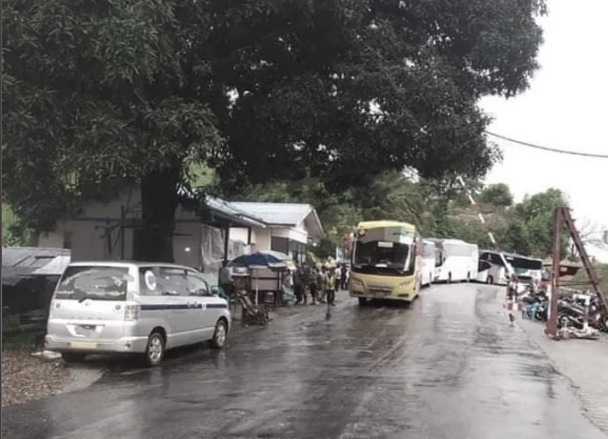 HURFOM's tweet photo. 1/4 The junta security forces in Ye Township have tightened their security and committed serious extortions, especially targeting young travelers and even local villagers, according to various sources talked to HURFOM. They have installed extra checkpoints on the road to Dawei. https://t.co/nLeW677xom