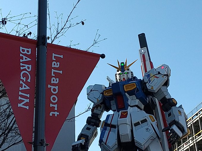 バーゲンの宣伝をするνガンダム 