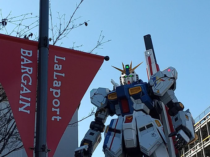 バーゲンの宣伝をするνガンダム 