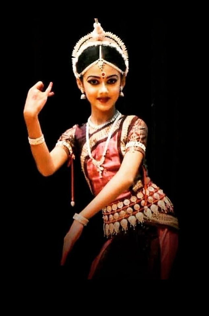 PurohitSonalika's tweet photo. https://t.co/yjNUVSP3HY 

Surprise to me ....When i am finding this old article of last year where Shrinika along with many eminent artists, is featured with her pictures and achievements. May God be always with her.

Seeking Blessings of Gurujan 🙏🙏🙏 https://t.co/5hISBW0ydm