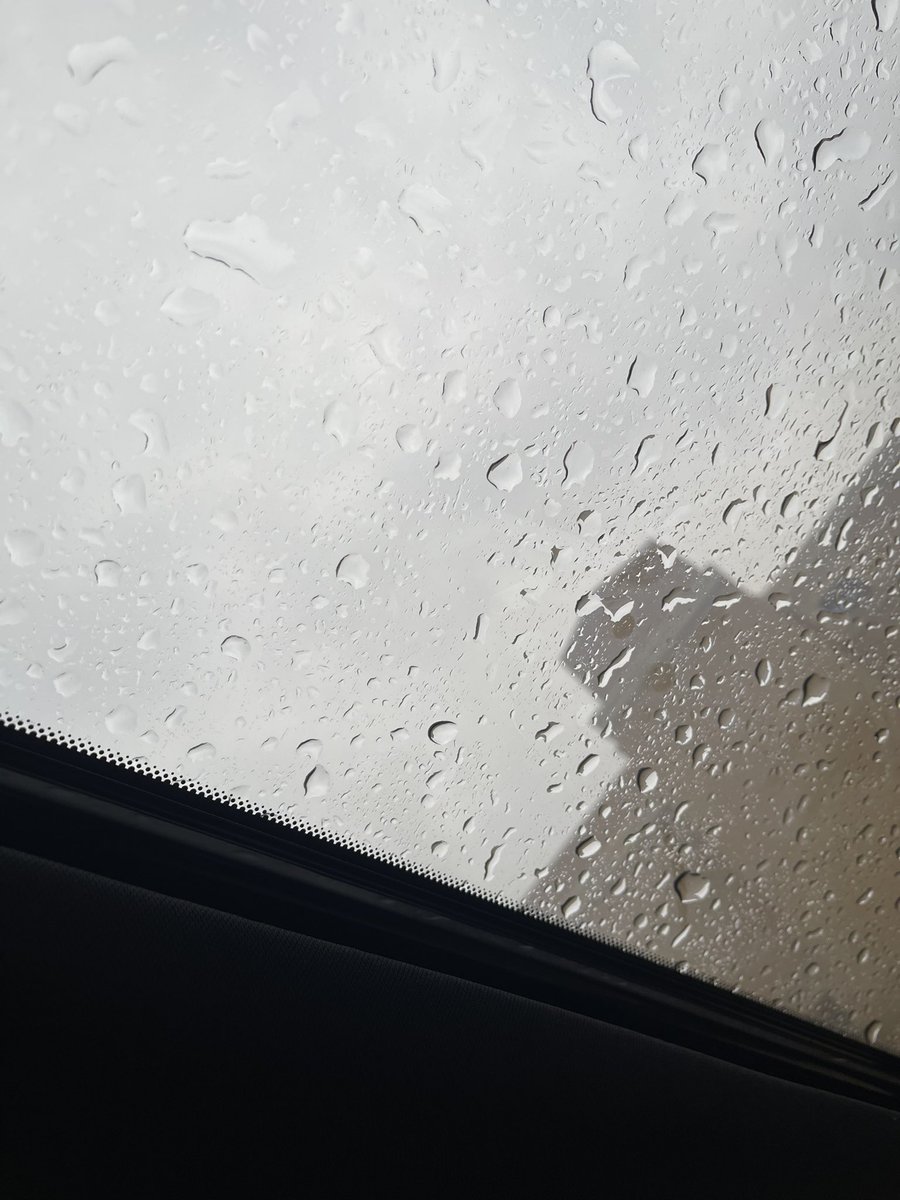 RAWAN_Nasser21's tweet photo. اللهم أروي قبر أبي وأجعل له في كل قطرة مطر راحة ومغفرة يارب العالمين ، اللهم بلل عطش روحه من أنهار جنتك ، واجعل قبره روضه من رياض الفردوس يارب❤️

#ناصر_الكريديس https://t.co/aAGNrXoCKR
