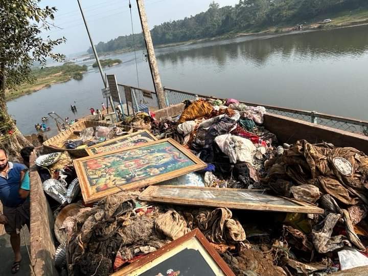 yuva_brigade's tweet photo. #SwachhBharat #JalJeevan 
#YuvaBrigade volunteers removed nearly 1 tractor load the clothing and plastic wastes and cleaned the banks of river Tungabadhra at Kodli, Shivamogga. https://t.co/SwUb7wnBBG