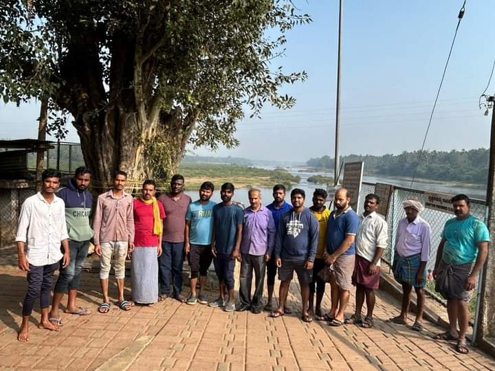 yuva_brigade's tweet photo. #SwachhBharat #JalJeevan 
#YuvaBrigade volunteers removed nearly 1 tractor load the clothing and plastic wastes and cleaned the banks of river Tungabadhra at Kodli, Shivamogga. https://t.co/SwUb7wnBBG