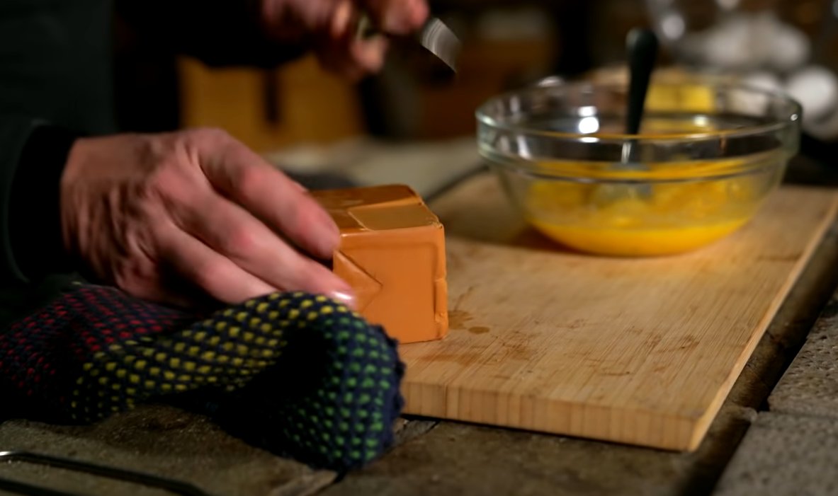 Bruh Gordon Ramsay does not know how fucking cheese works
I swear
HOW ARE YOU GONNA SLICE THAT DRY-ASS-LOOKING BROWN CHEESE UP  LIKE IT'S A KRAFT SINGLE AND PUT IT IN AN OMELET? https://t.co/D1e8CWIMqP