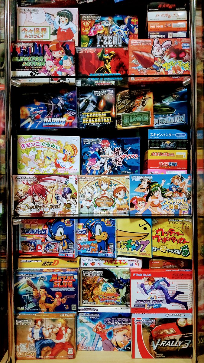 去年買ったガラスケースにフィギュアを飾っていましたが、今度はGBAソフトを飾ってみました🐷
一際存在感が出てきました🌟