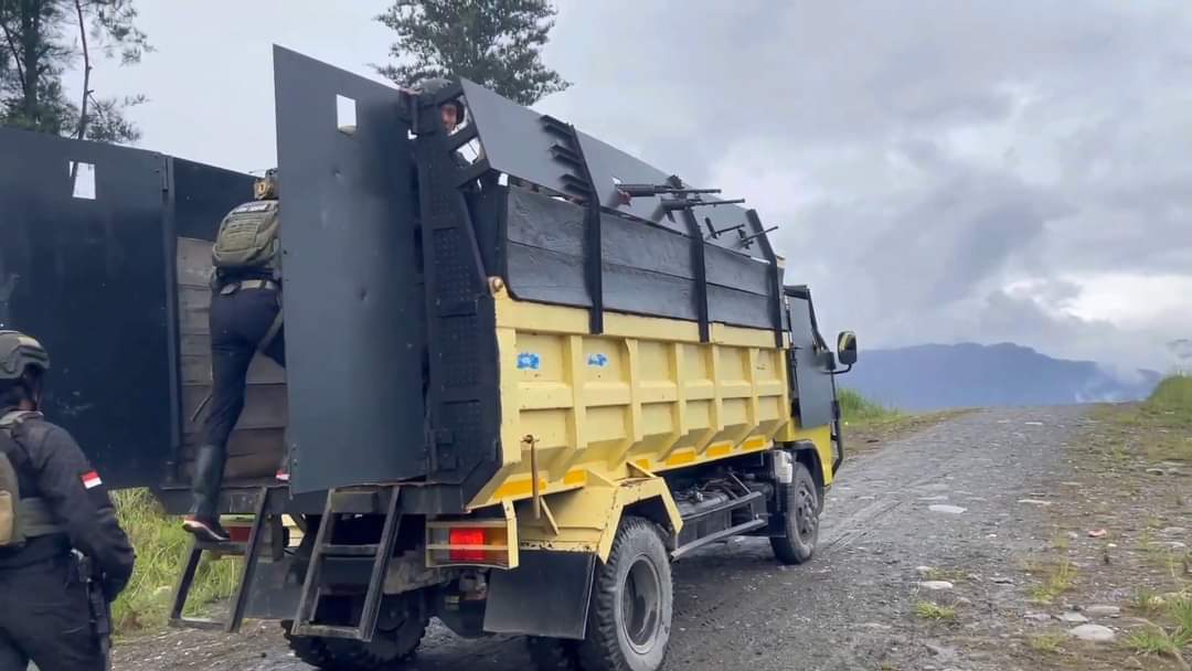 LembagaKERIS's tweet photo. Autobots, roll out! 

Patroli keamanan gabungan Yonif Raider 303 Kostrad bersama Satgas Elang di Ilaga Papua

Sumber : https://t.co/YsLnkmkwUK https://t.co/O9pi7NUIPq