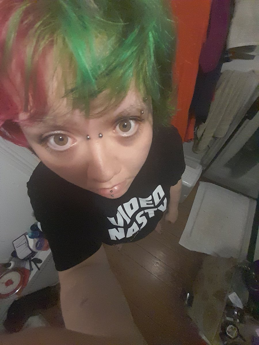 hellonearth2001's tweet image. This photo of me is literally a year old but a year of raw dogging mental illness has turned me into a ghoul so let me pretend I'm still funny silly bucket hat girl from January 8th 2022 for one more week please