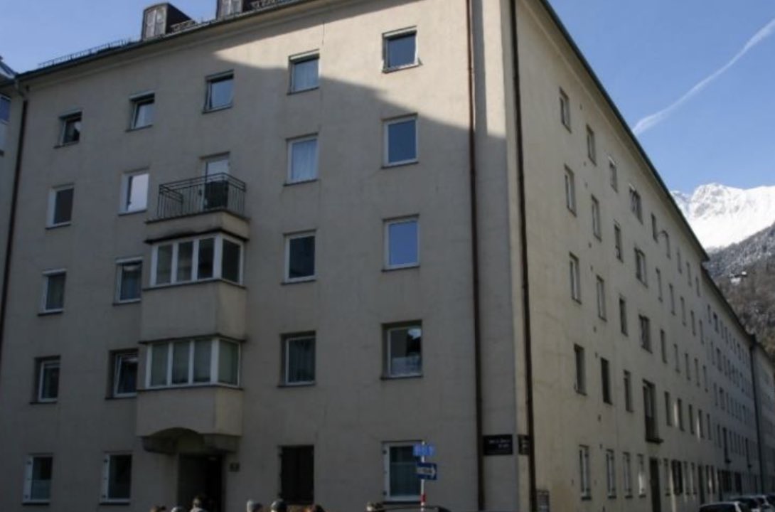 SustainableTall's tweet image. Before (left) and after (right)

Passivhaus retrofit and vertical extension of an 1950’s apartment in Innsbruck, saving 77% heating energy.

Also retrofitted while occupied! Amazing work

#RetroFirst passivehouse-international.org/upload/2022121…