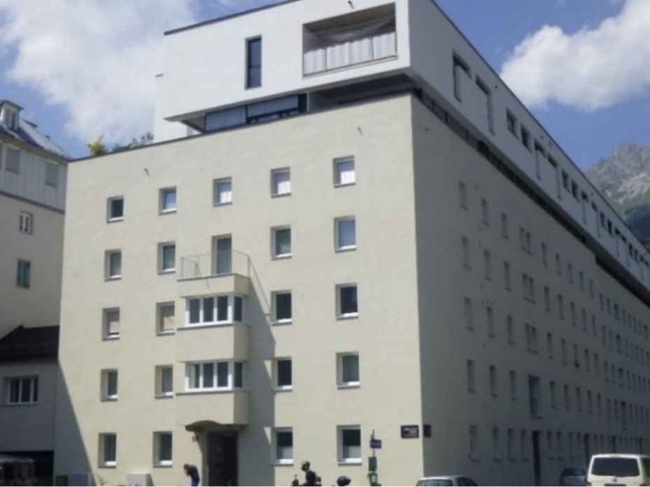 SustainableTall's tweet image. Before (left) and after (right)

Passivhaus retrofit and vertical extension of an 1950’s apartment in Innsbruck, saving 77% heating energy.

Also retrofitted while occupied! Amazing work

#RetroFirst passivehouse-international.org/upload/2022121…