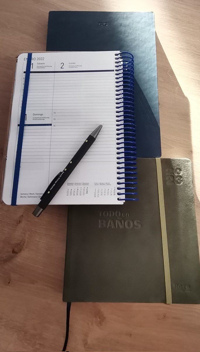 adriana_czm_'s tweet image. Să începem, zic...
#newyear #newgoals #samework but #ilovemyjob!!! #vampupat