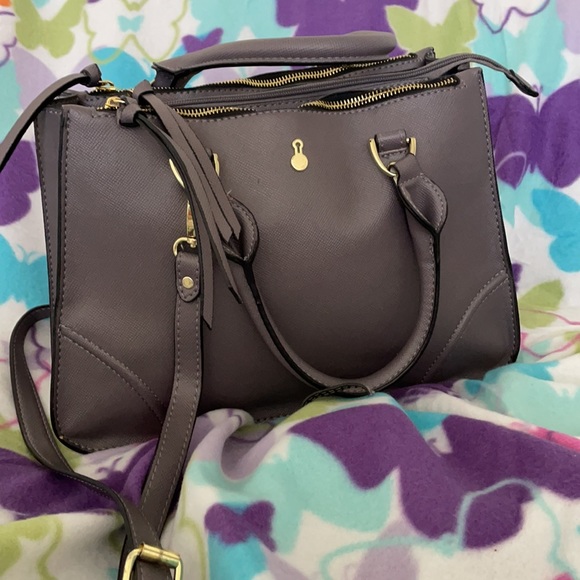 baerreg's tweet photo. So good I had to share! Check out all the items I'm loving on @Poshmarkapp #poshmark #fashion #style #shopmycloset #ge #crownroyal #londonfog: https://t.co/OqoPDfFV9N https://t.co/7SLiIqzJrj
