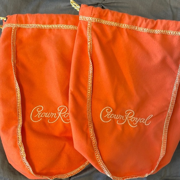 baerreg's tweet photo. So good I had to share! Check out all the items I'm loving on @Poshmarkapp #poshmark #fashion #style #shopmycloset #ge #crownroyal #londonfog: https://t.co/OqoPDfFV9N https://t.co/7SLiIqzJrj
