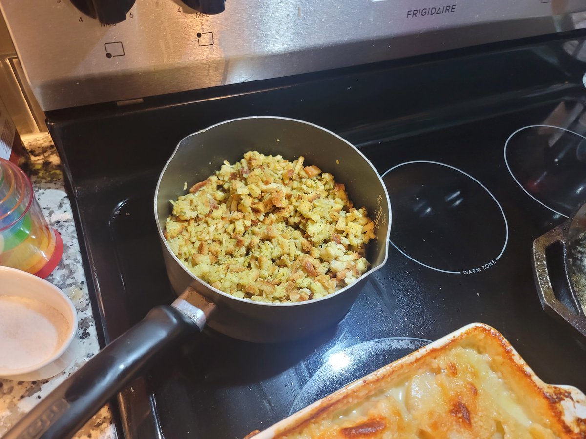 Kashydoggo's tweet photo. My boyfriend and I cooking a New Year's Day dinner~ 

The potatoes au gratin are my contribution.

#2023NewYear #Cooking #foodies #2023goals https://t.co/f8ogk1uXBR
