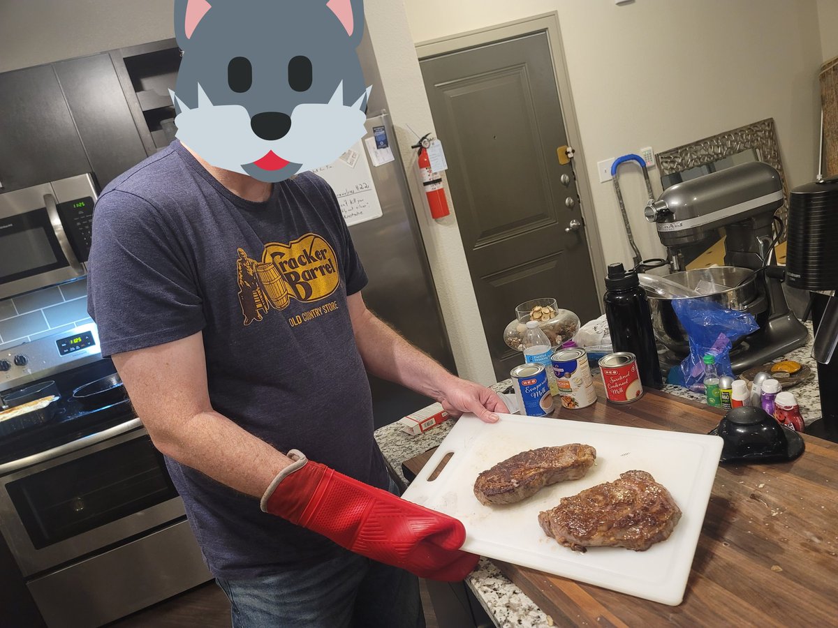 Kashydoggo's tweet photo. My boyfriend and I cooking a New Year's Day dinner~ 

The potatoes au gratin are my contribution.

#2023NewYear #Cooking #foodies #2023goals https://t.co/f8ogk1uXBR