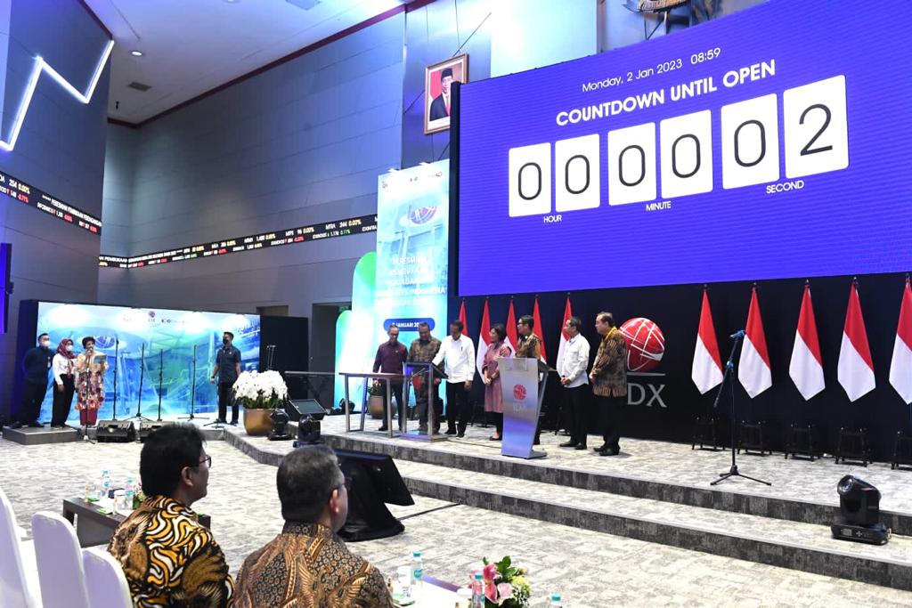 jokowi's tweet photo. Di tengah turbulensi ekonomi global, nilai kapitalisasi pasar modal Indonesia pada tahun 2022 tumbuh cukup besar yakni sebesar 15% hingga mencapai Rp9.499 triliun. Prospek pasar modal Indonesia masih sangat menjanjikan. https://t.co/Y98jVJHsX9
