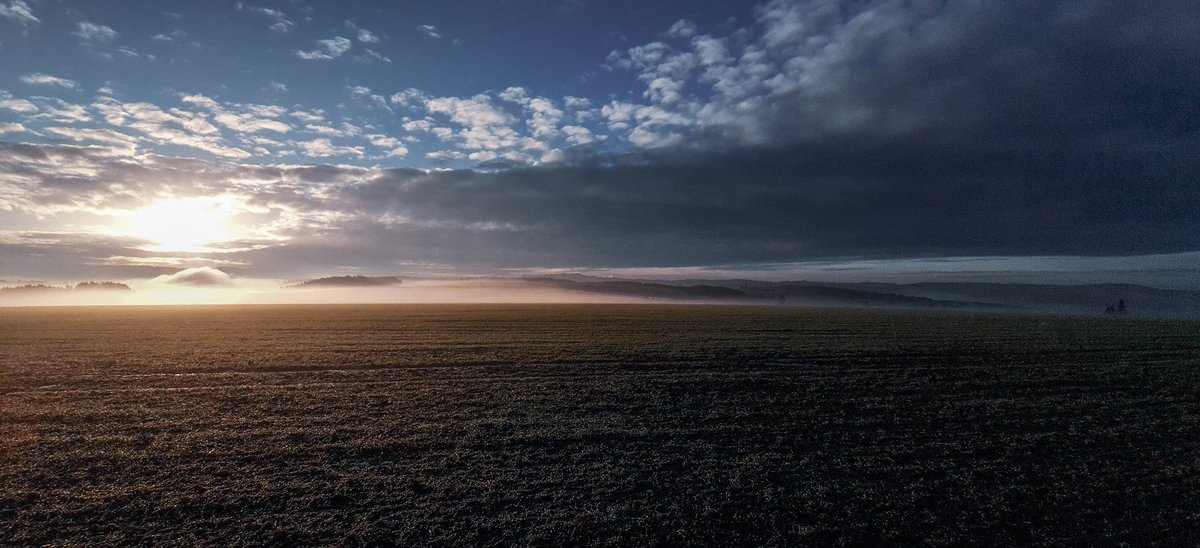 pkuler's tweet photo. #Velikova #Zlín #Czechia #Zlínskýkraj #cloud #sky #atmosphere #naturallandscape #dusk #landscape #horizon #grassland #tree #sunset #cumulus #grass #soil #evening #field #windwave #hill #winter #season #afterglow #dawn https://t.co/o6NhXXfSgu