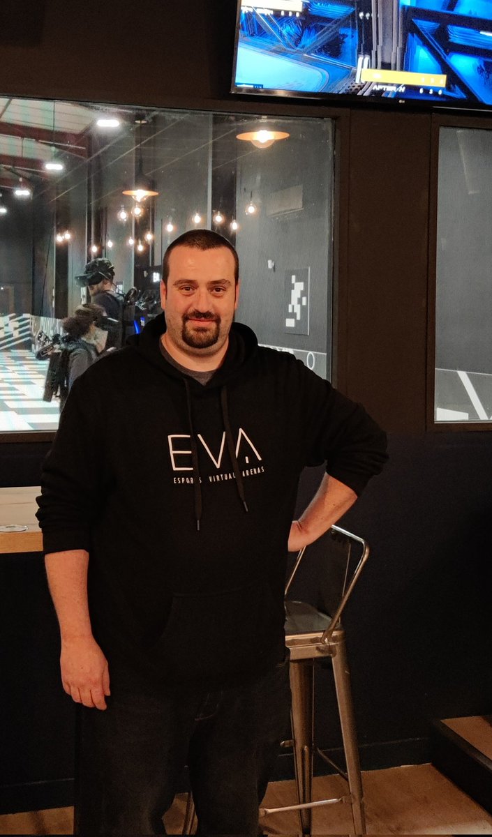Europe2Alpes's tweet photo. L'équipe Europe 2 a testé la toute nouvelle salle de réalité virtuelle à #Grenoble. On en parle ce matin dans les infos 🤘 @EVAgg_FR https://t.co/aPgiM4eDdP