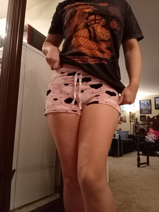 When your thighs can't be contained by pants but they are too cute to donate. You make shorts obviously<a href="/tag/throne"class="tags"><span>#throne</span></a><a href="/tag/wishlist"class="tags"><span>#wishlist</span></a>