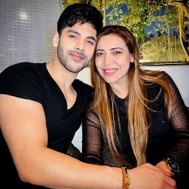 ETimesTV's tweet photo. The cute mother-son duo rings in the New Year. Aren't they the cutest? 😍

@SimbaNagpal7 

#SimbaNagpal #newyear #etimestv https://t.co/rv14HQ2N2M
