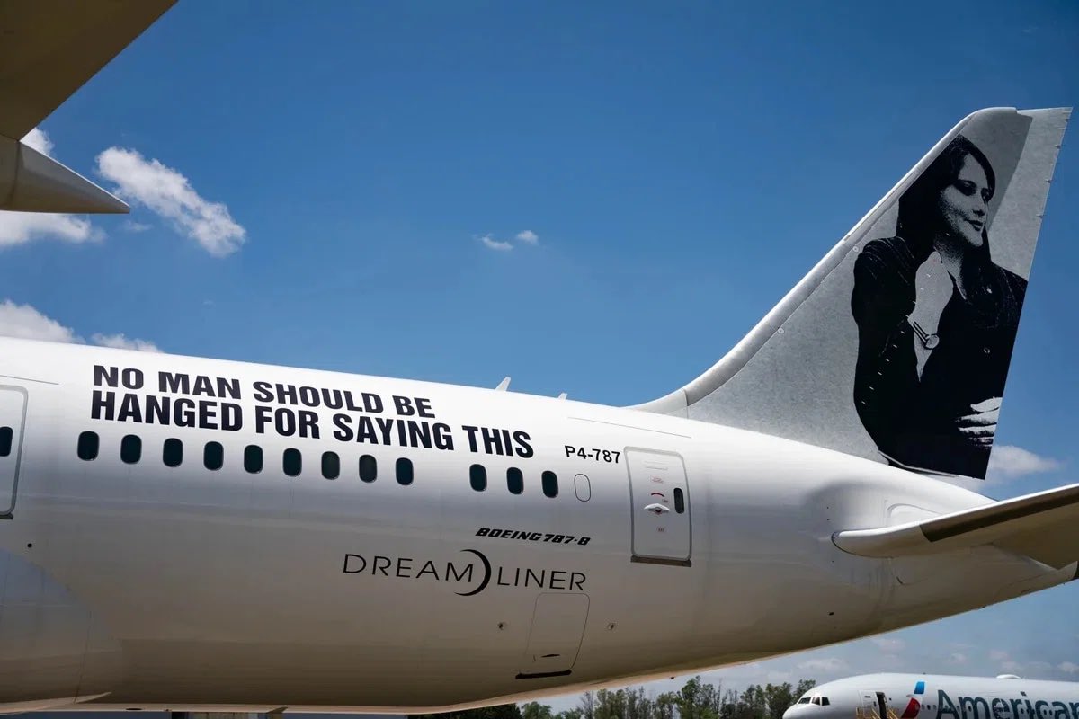 #EnriquePiñeyro, an Argentine-Italian pilot and filmmaker who uses his Boeing 787 for humanitarian activities, has printed images of Mahsa Amini and Amir Nasr-azadani on the body of his plane. #MahsaAmini
 
#womenlifefreedom #mahsaamini #iran