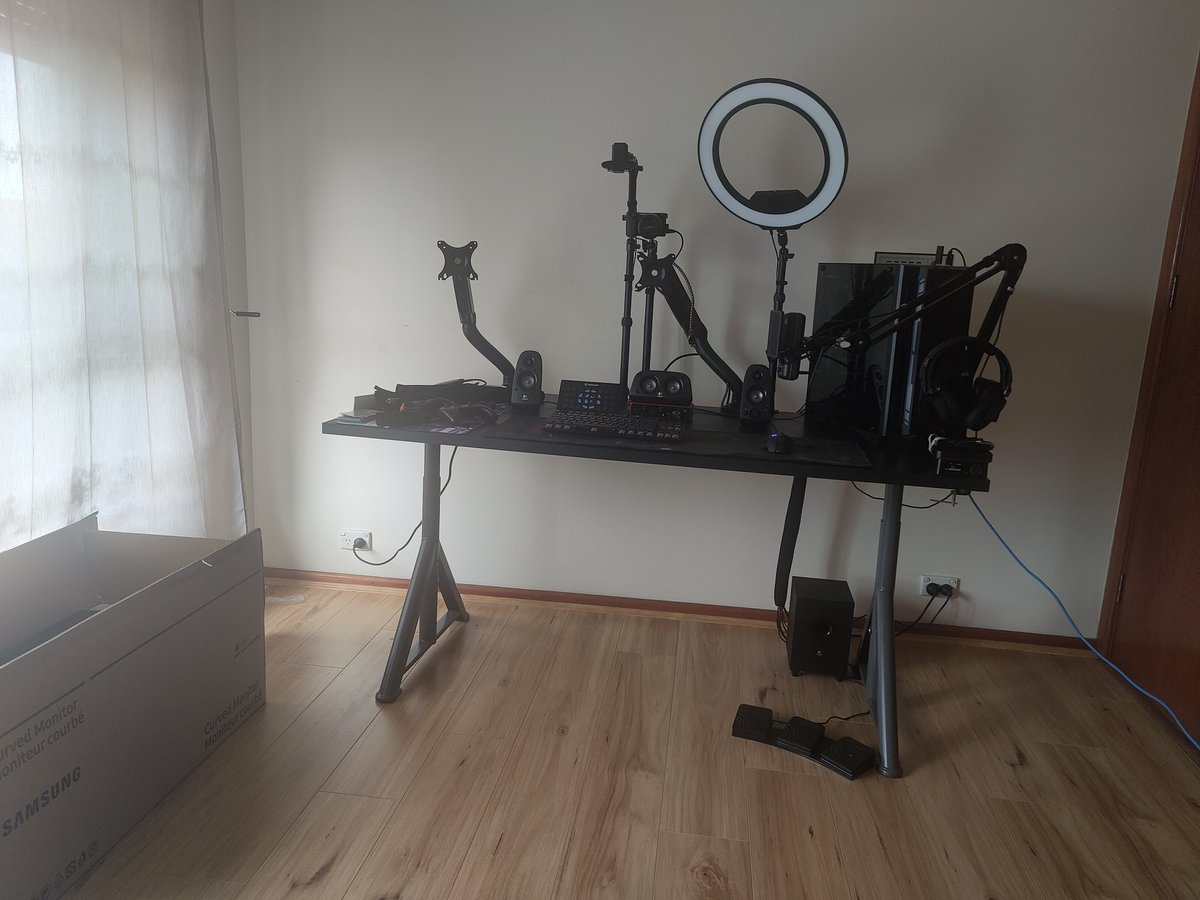 I spent my day cable managing my set up. I dunno what you think but I'm pretty happy with how it's looking so far