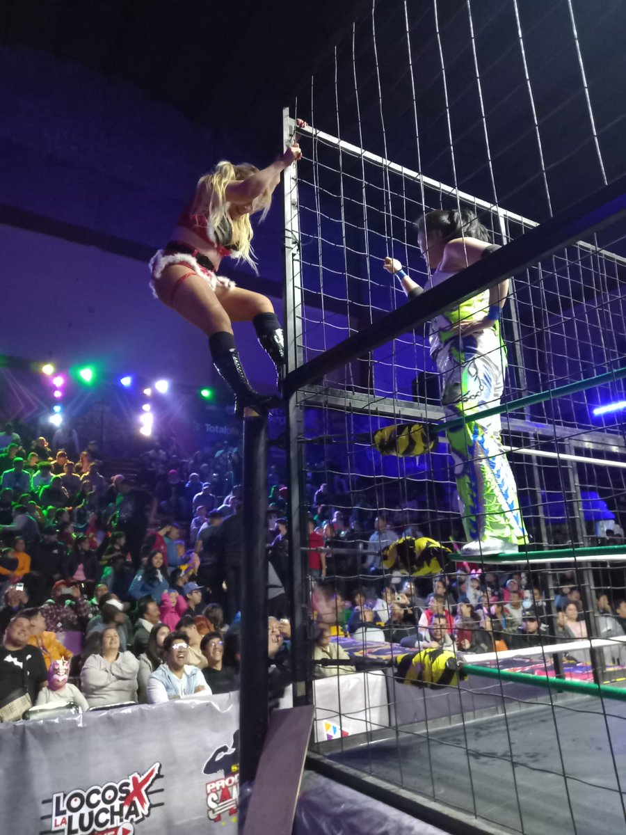 LaTijeraLucha's tweet image. su larga cabellera en manos de la México-japonesa, ya que fue atacada por su hermana @goyakong87 quien le entrega una silla.
Las primeras en salir fueron #Terius, #StarFire, #Davinha, #Estrellita, #MissJaneth, #HijaDeFuerzaGuerrera y #ReinaDorada #LadySensacion...
