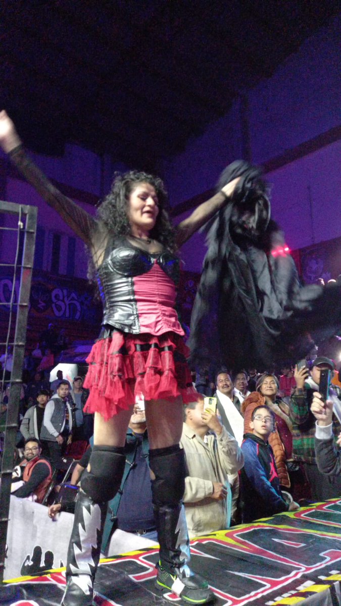 LaTijeraLucha's tweet image. su larga cabellera en manos de la México-japonesa, ya que fue atacada por su hermana @goyakong87 quien le entrega una silla.
Las primeras en salir fueron #Terius, #StarFire, #Davinha, #Estrellita, #MissJaneth, #HijaDeFuerzaGuerrera y #ReinaDorada #LadySensacion...