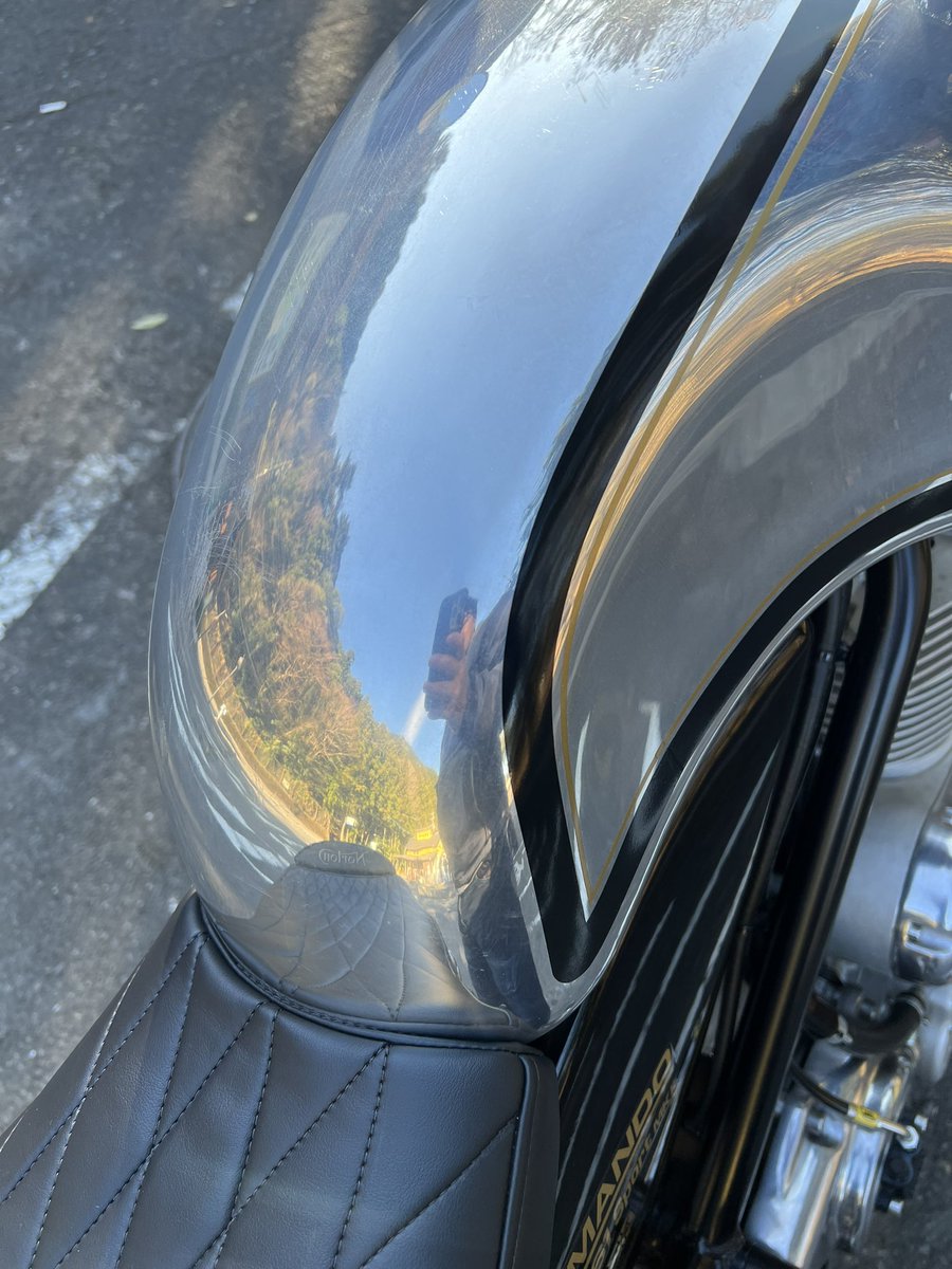 momotya88's tweet photo. 乗り始めと言う名の洗車後の乾燥ライド🏍
2023年の最初に皆様にお��えしたいのはアルミタンクは冷えるのでニーグリップが辛いと言う事です💦
#NortonCommand #Norton #Command961 #ノートン #コマンド961 https://t.co/5iShrQUJ8Z