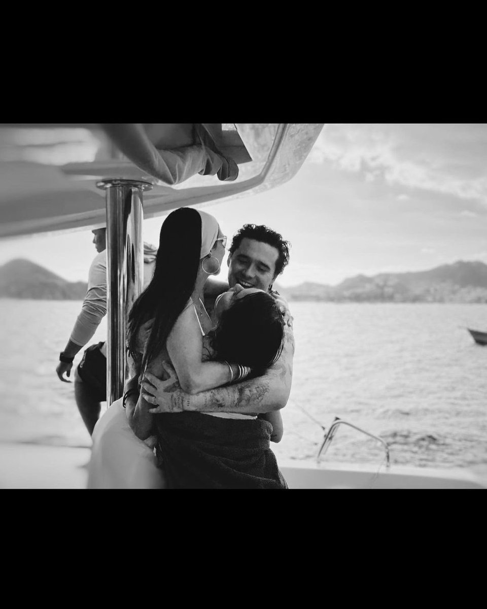 SGomezNewsCOMs's tweet photo. 📷 IG | @selenagomez: Fine calls us a throuple #foreverplusone https://t.co/RjjSNrkMec