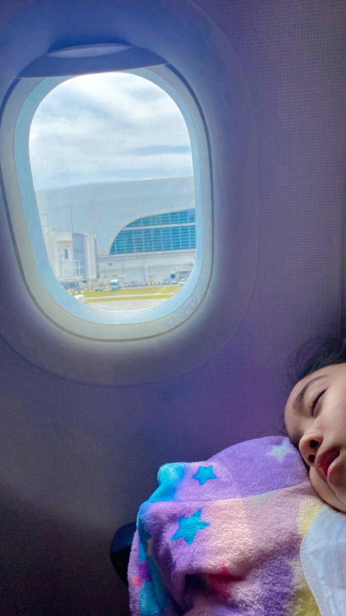 5zalMrs's tweet photo. Adra energy 20% masa ni, dia recharge dlm flight …kebetulan flight delay 30minutes on new year eve 😉 https://t.co/sfIiSOpDLi