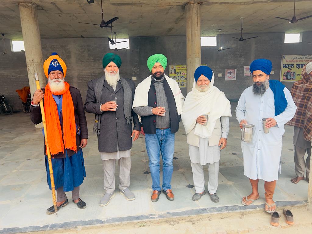 ravigrewalmoga's tweet photo. ਨਵੇਂ ਸਾਲ ਤੇ ਗੁਰਦੁਆਰਾ ਤੇਗਸਰ ਸਾਹਿਬ ਵਿਖੇ ਨਕਮਸਤਕ ਹੋਕੇ ਚਾਹ ਦਾ ਲੰਗਰ ਸ਼ਕਦੇ ਹੋਏ।
#Dharmkot
#GuruDwaraTegsarSahib
#BjpPunjab https://t.co/Wwu3HR3xEl