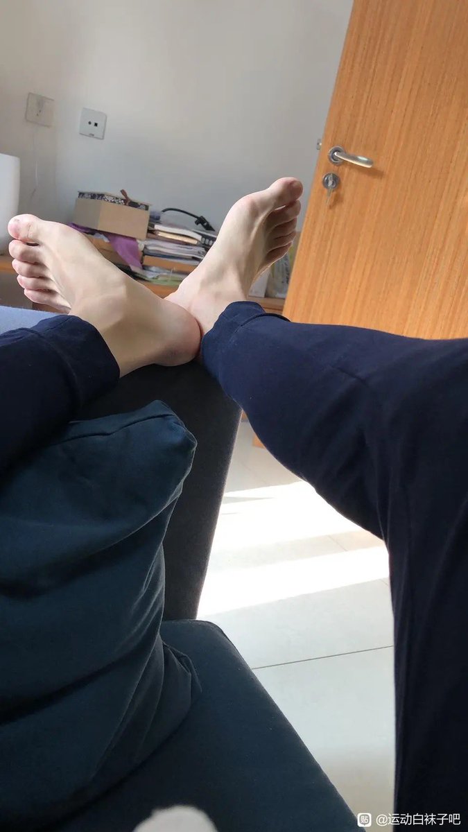 zzq817817's tweet photo. 想伺候的中老听话脚奴，过来舔，伺候伺候 https://t.co/Eb95jd76x4