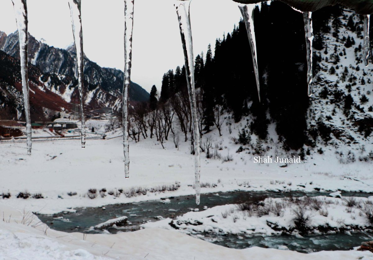 shahjunaid_'s tweet image. Amid ‘Chillai-Kalan’ cold wave continues. The minimum temperature plummeted across Kashmir Valley on Monday @AjayKauljourno @TejinderSsodhi #kashmir @weatherindia #cloudwave #snow #Weathercloud