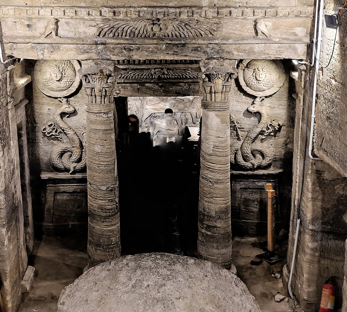 DalrympleWill's tweet image. The Catacombs of Ancient Alexandria 

In the backstreets of Alexandria a low-roofed roundhouse gives onto a circular flight of stairs. The shaft corkscrews downwards for turn after turn, until it leads quite suddenly into a honeycomb of underground chambers...